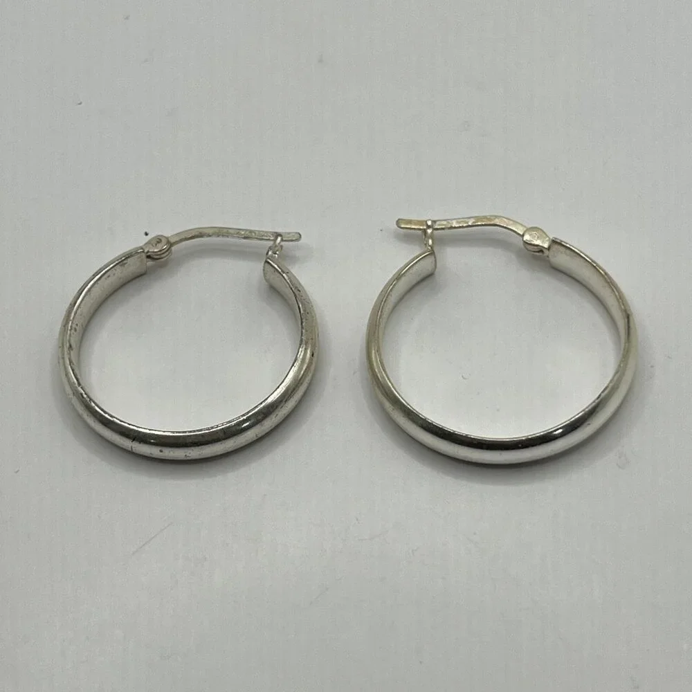 Pierced Hoop Earrings Shiny Silver Tone‎ 1 inch Saddleback Hinged Closure